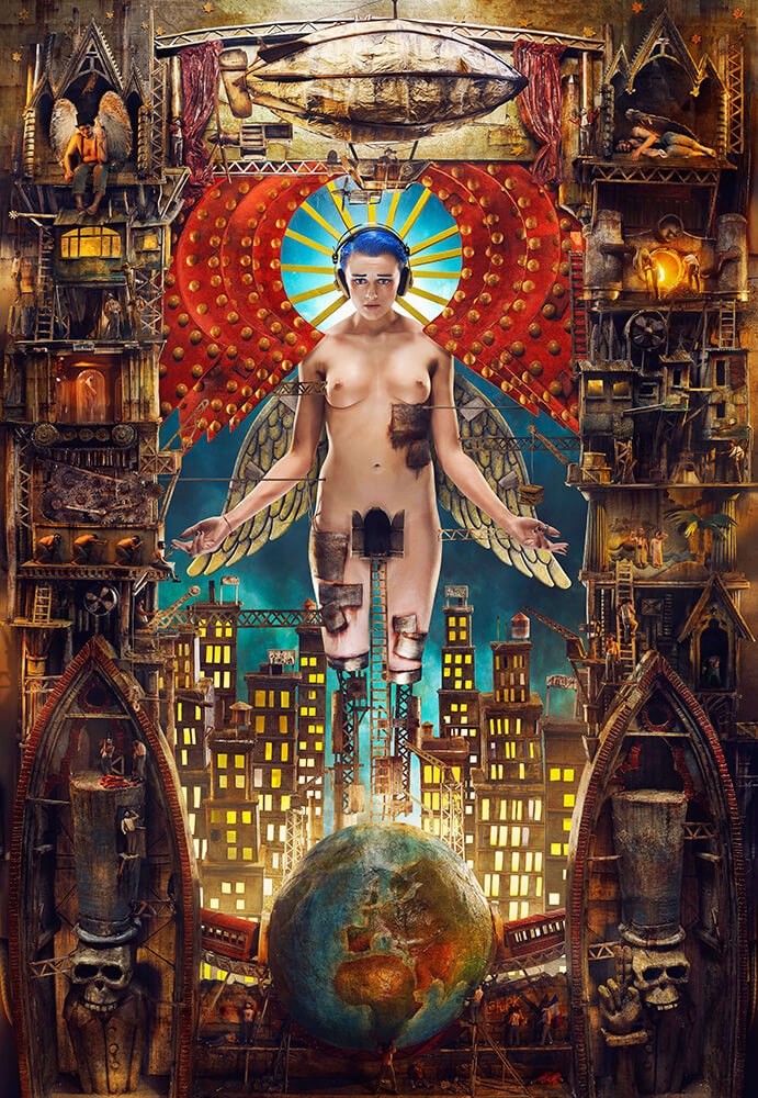 Ecce Humo : une femme auréolée, bras ouverts et ailes dans le dos, se dresse au-dessus d’une ville et d’un globe terrestre, entre deux tours de machinerie.
