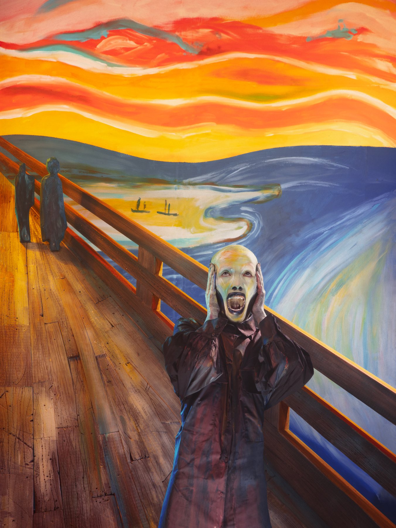 Le Cri rejoué en décor peint : un personnage au visage blême, les mains sur les joues, crie sur un ponton de bois sous un ciel orange.